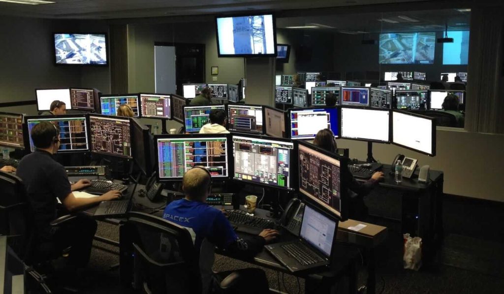 Beitragsbild Prometheus - Kontrollraum mit vielen Monitoren